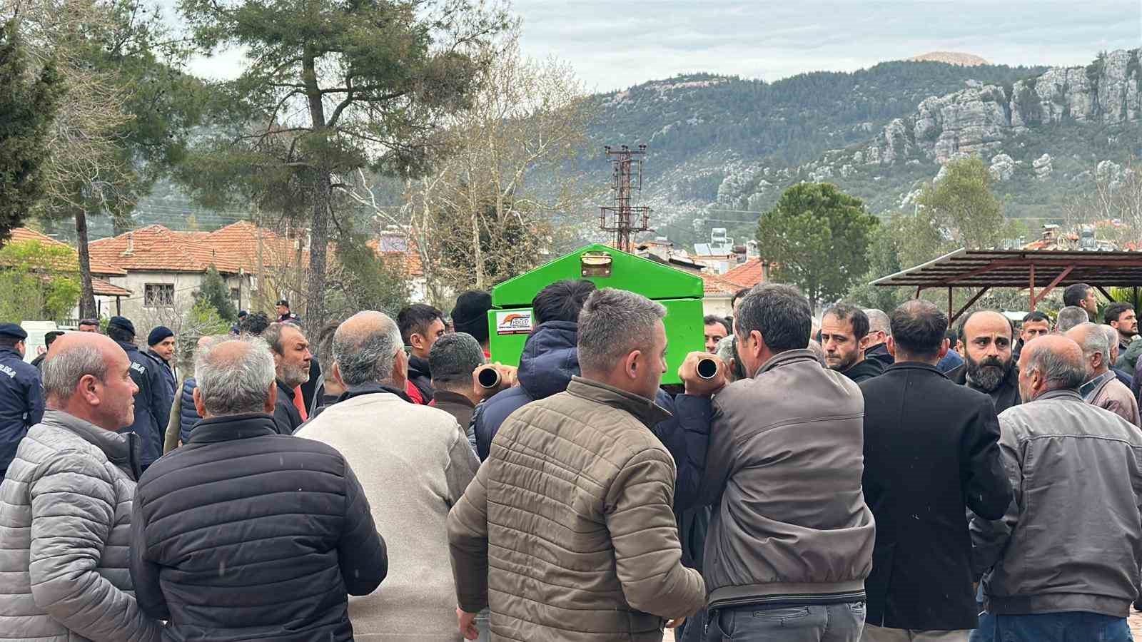 Burdur’daki kazada hayatını kaybeden tarım işçileri toprağa verildi
