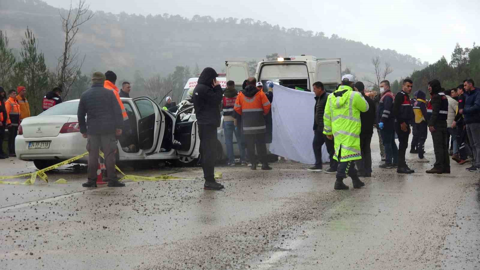 Burdur’daki kazada ölen aynı aileden 4 kişi Kocaeli’de toprağa verildi
