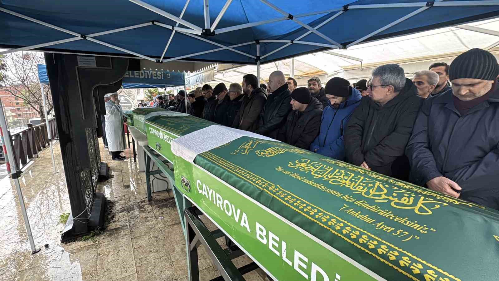 Burdur’daki kazada ölen aynı aileden 4 kişi Kocaeli’de toprağa verildi
