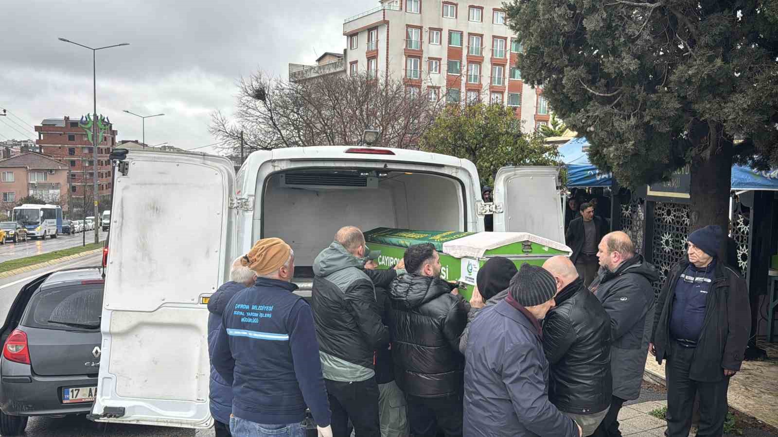 Burdur’daki kazada ölen aynı aileden 4 kişi Kocaeli’de toprağa verildi
