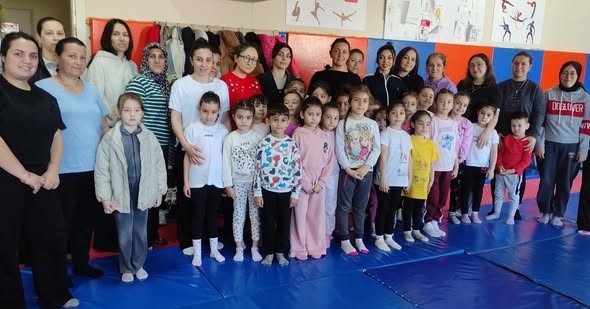 Burhaniye’ de anneler ve çocukları birlikte spor yaptı
