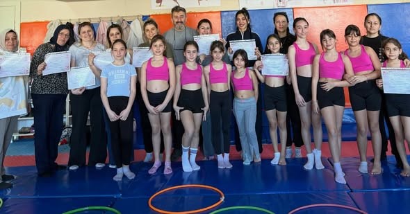 Burhaniye’ de anneler ve çocukları birlikte spor yaptı
