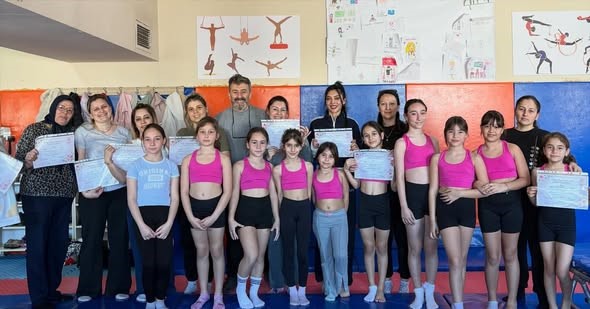 Burhaniye’ de anneler ve çocukları birlikte spor yaptı
