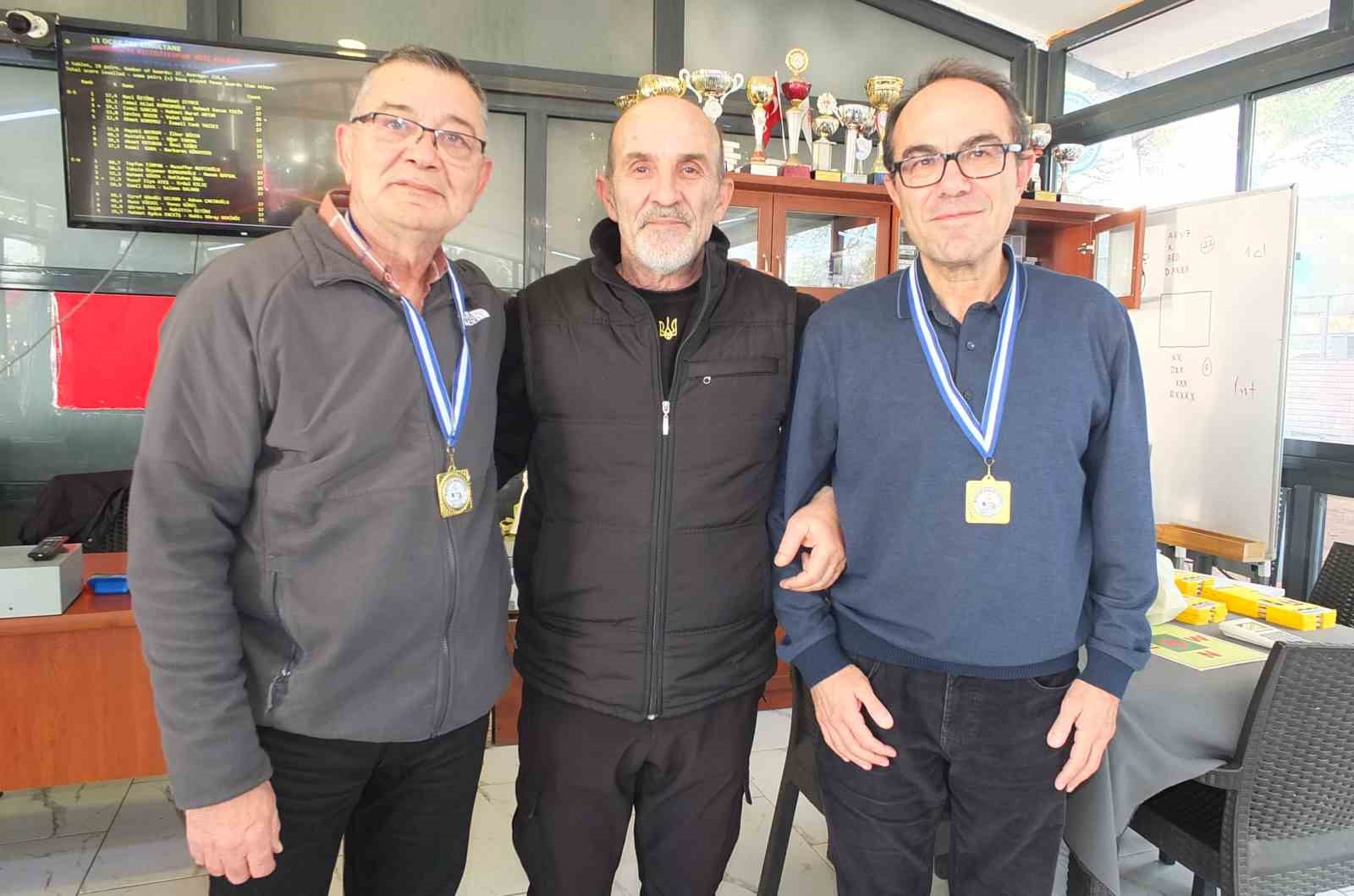 Burhaniye’ de briç turnuvaları devam ediyor
