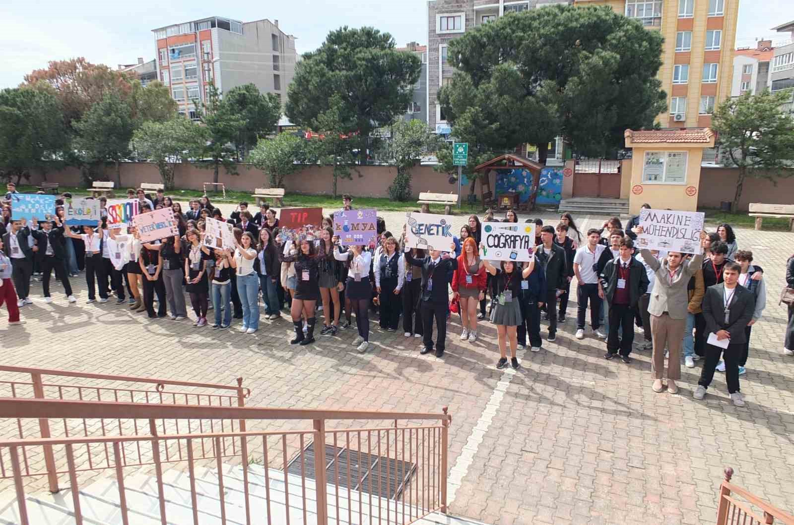 Burhaniye’ de çalıştay öğrencileri akademisyenlerle buluşturdu
