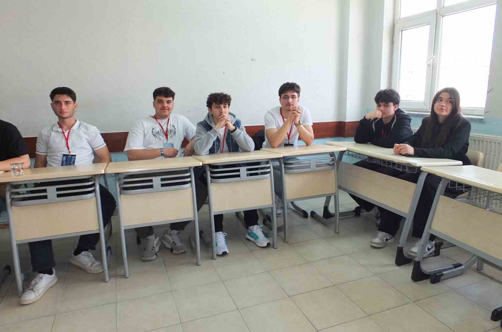 Burhaniye’ de çalıştay öğrencileri akademisyenlerle buluşturdu
