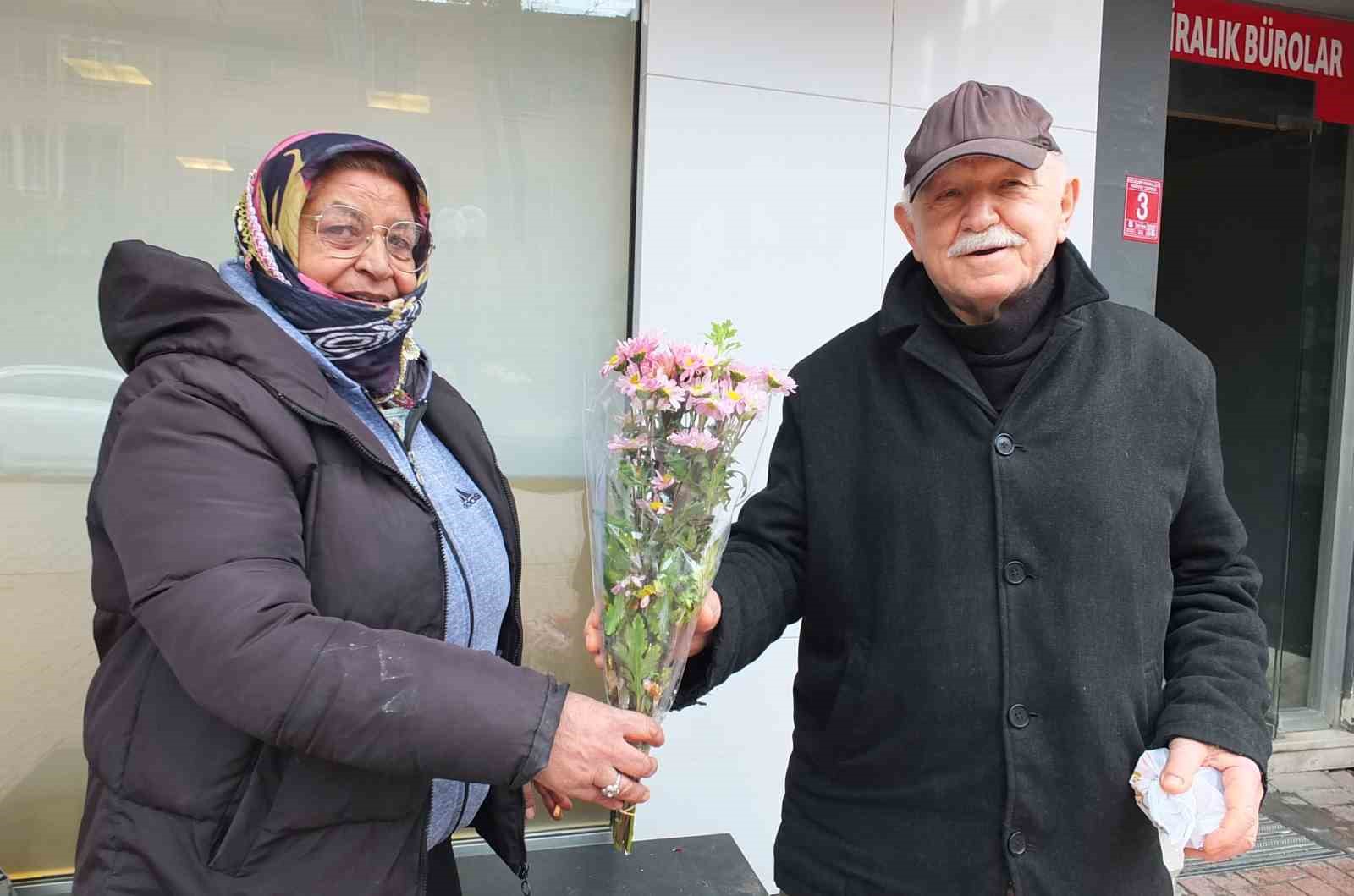 Burhaniye’ de çiçekçiler 14 Şubat’ı bekliyor
