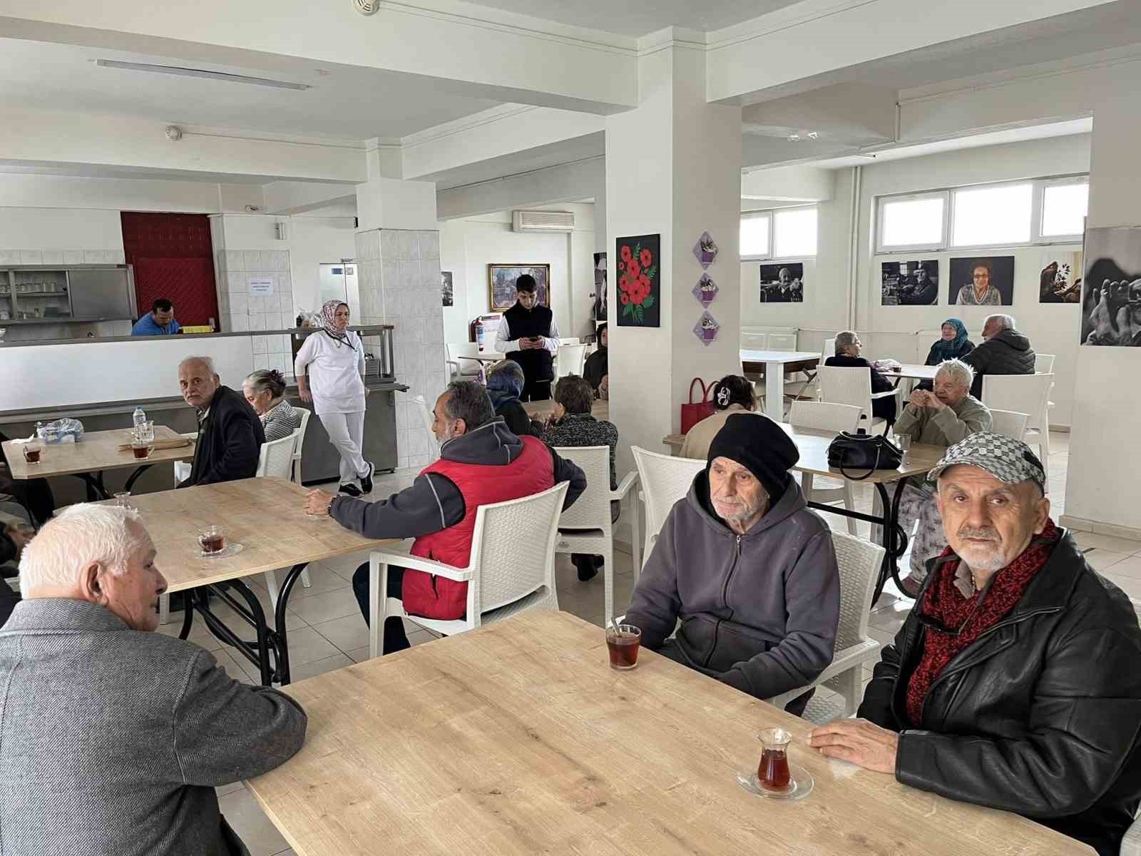 Burhaniye’ de Halk İnisiyatifinden huzurevi ziyareti
