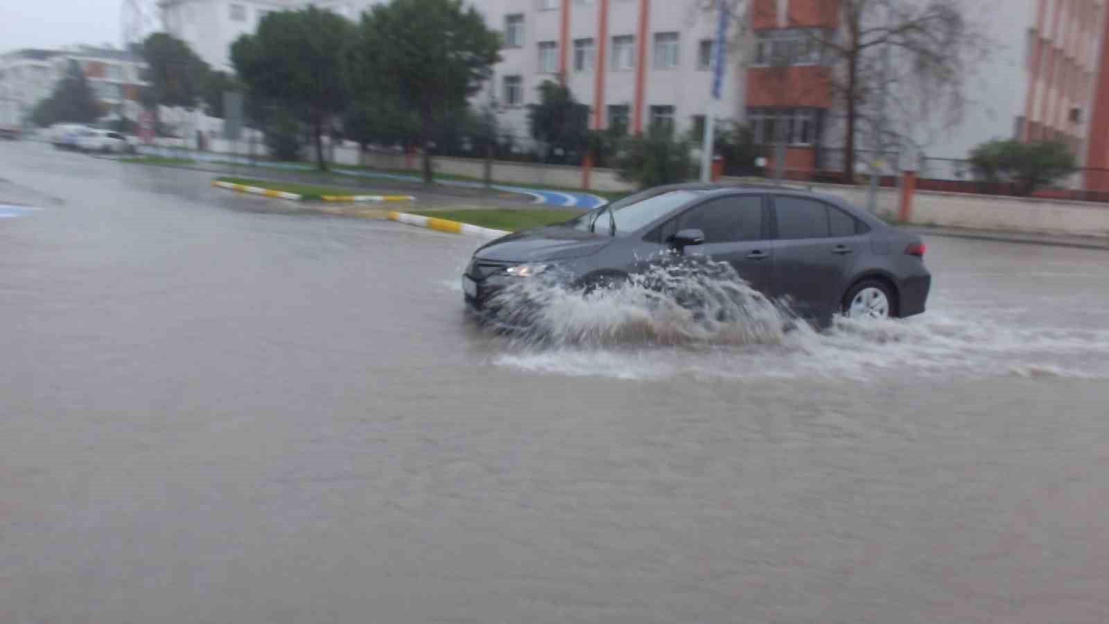 Burhaniye de sağanak yağmur yolları göle çevirdi
