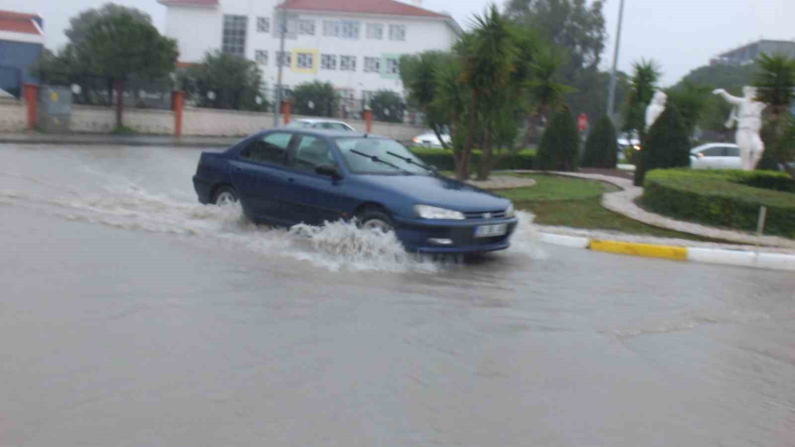 Burhaniye de sağanak yağmur yolları göle çevirdi

