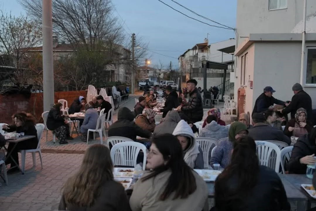 Burhaniye’ de toplu iftar geleneği devam ediyor
