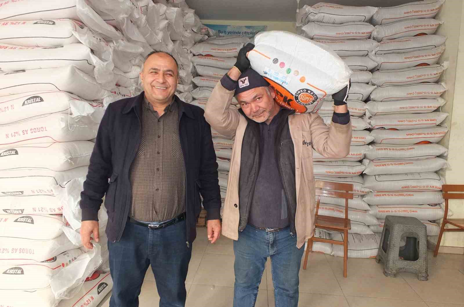 Burhaniye de Yağmurlar yağdı gübre satışları arttı
