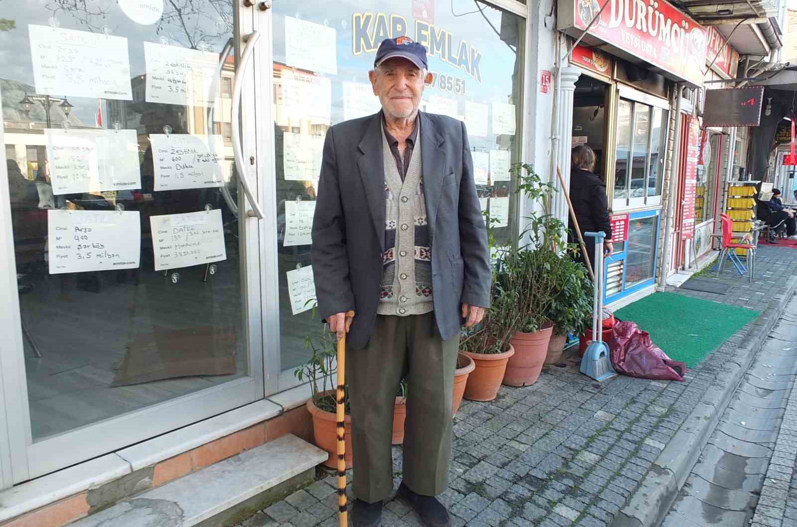 Burhaniye’de 97 yaşındaki Hasan dede ilçenin ayaklı tarihi oldu
