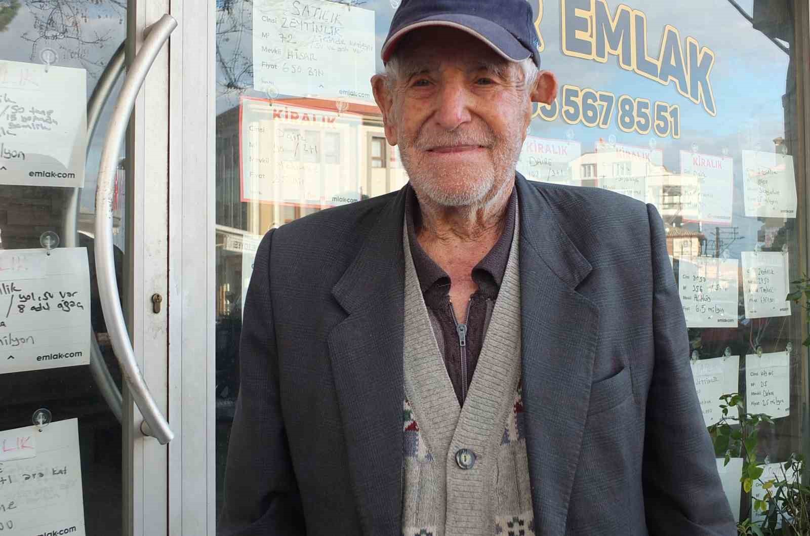 Burhaniye’de 97 yaşındaki Hasan dede ilçenin ayaklı tarihi oldu
