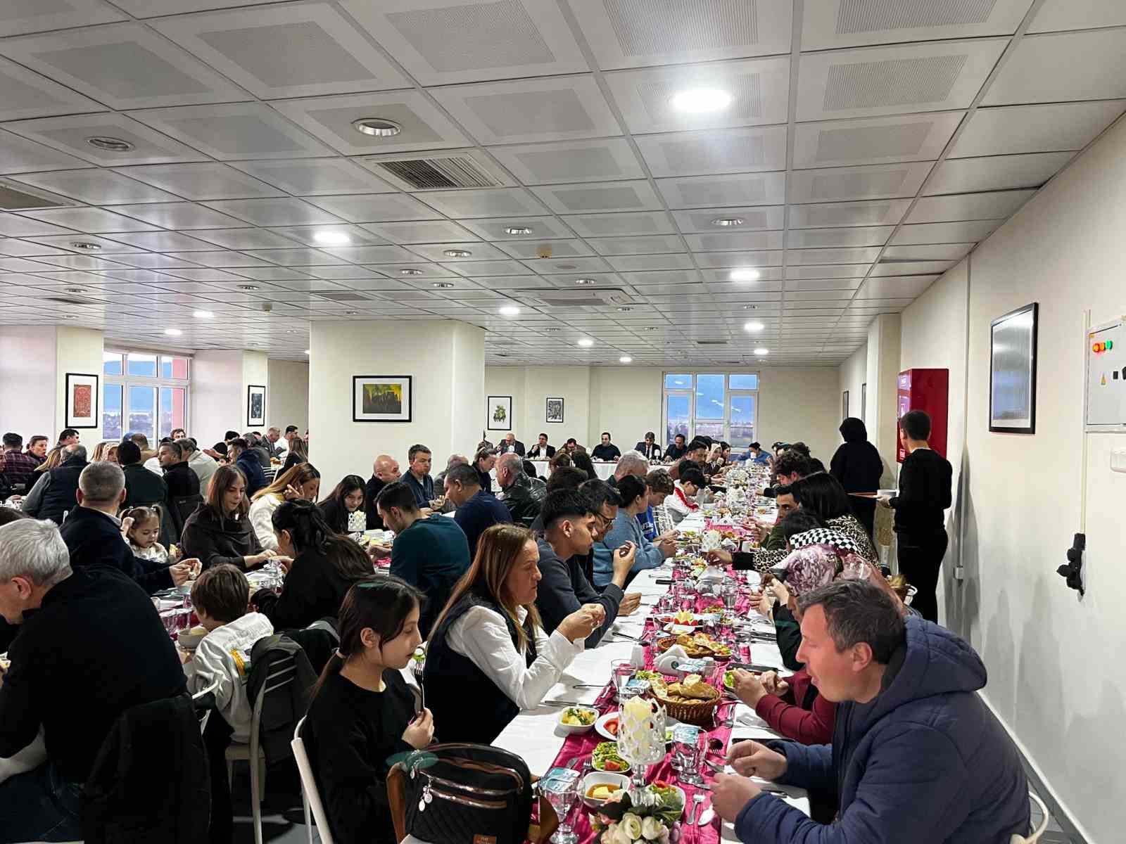 Burhaniye’de akademik ve idari personel iftarda buluştu
Burhaniye’de akademik ve idari personel iftarda buluştu