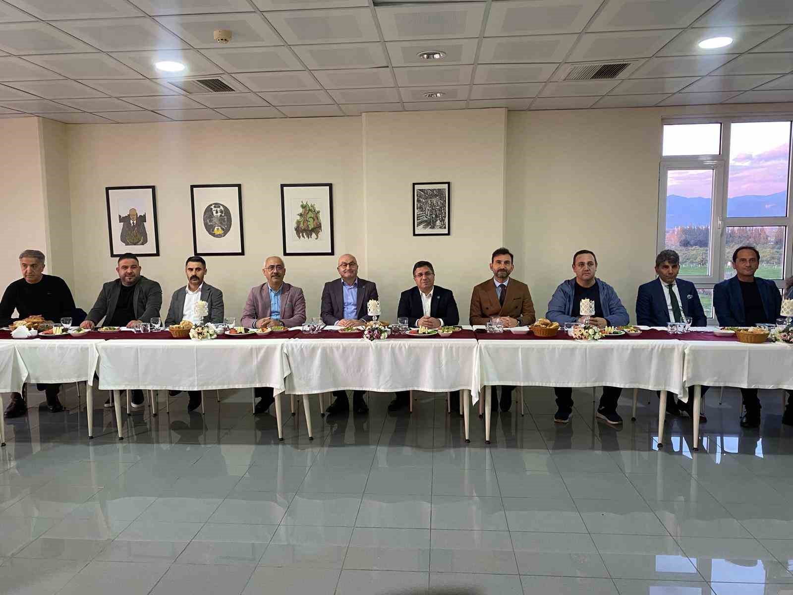 Burhaniye’de akademik ve idari personel iftarda buluştu
Burhaniye’de akademik ve idari personel iftarda buluştu