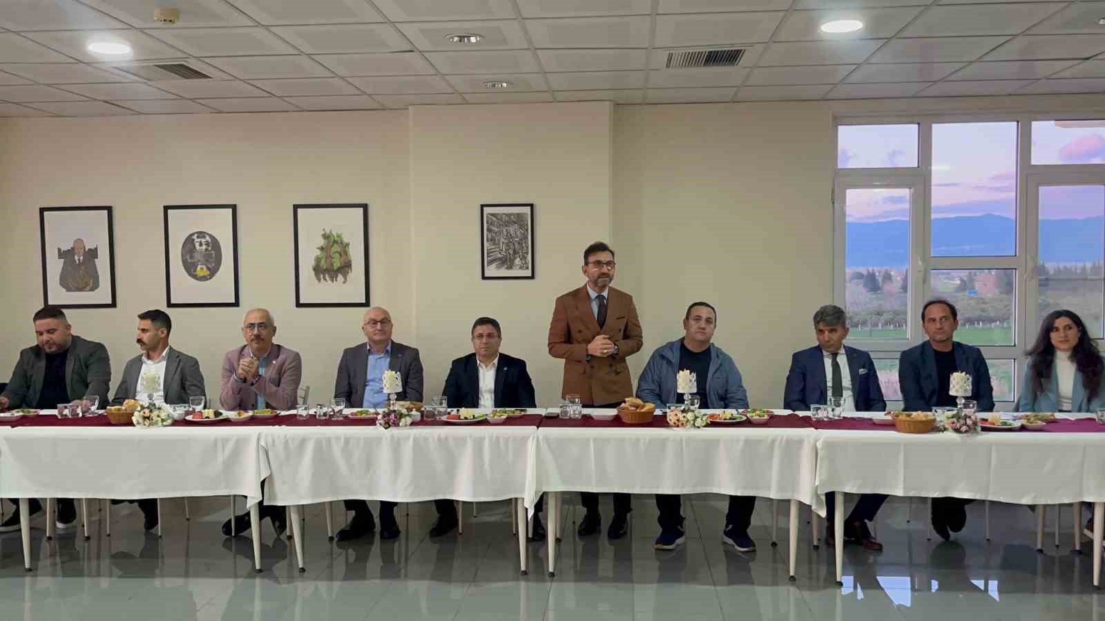 Burhaniye’de akademik ve idari personel iftarda buluştu
Burhaniye’de akademik ve idari personel iftarda buluştu