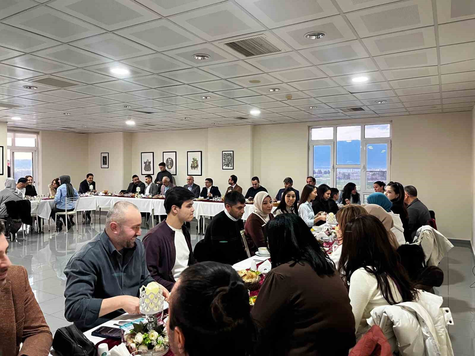 Burhaniye’de akademik ve idari personel iftarda buluştu
Burhaniye’de akademik ve idari personel iftarda buluştu