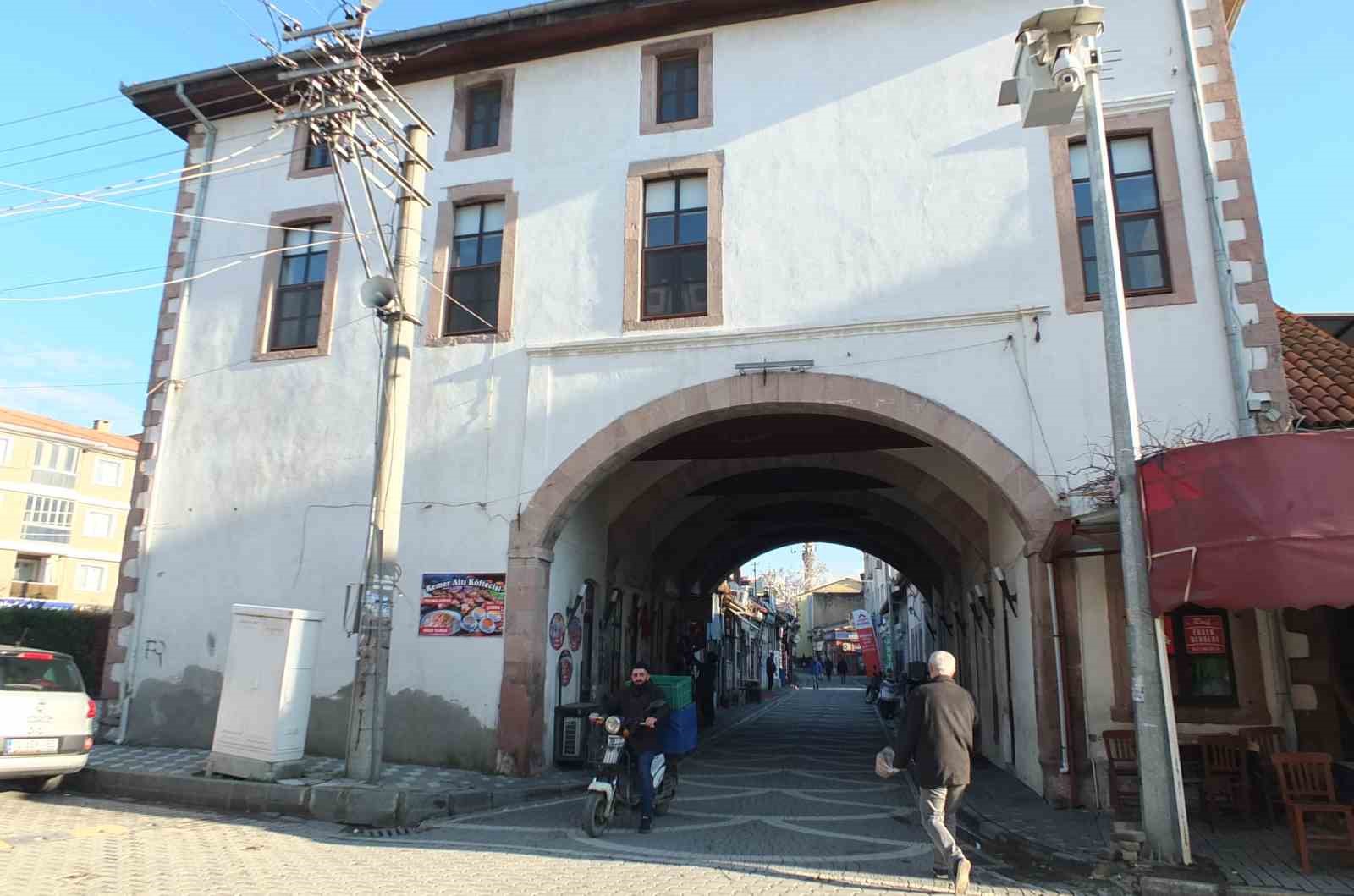 Burhaniye’de altından yol geçen cami ilgi odağı oldu
