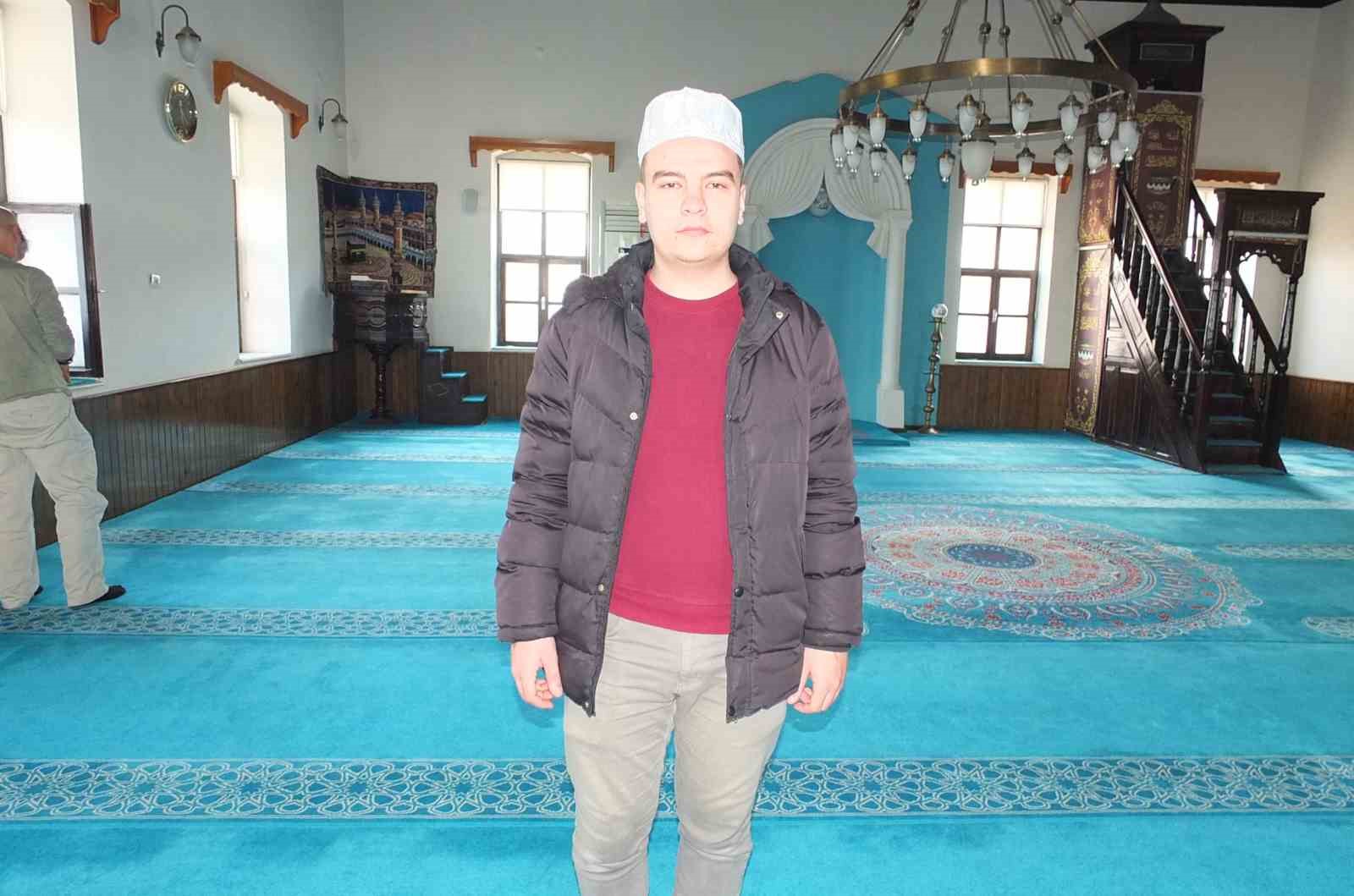 Burhaniye’de altından yol geçen Hanay cami ilgi odağı oldu
