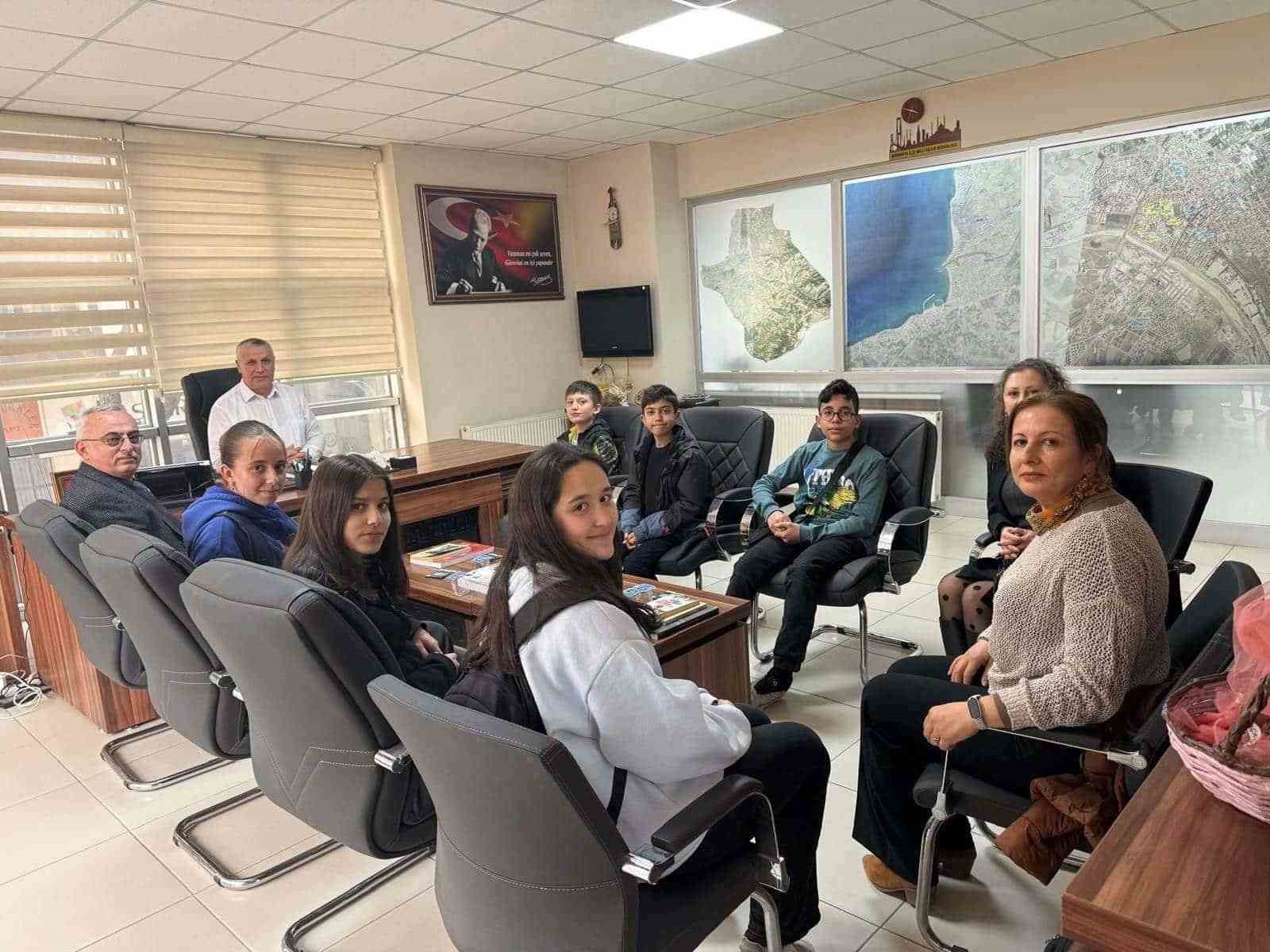 Burhaniye’de başarılı öğrenciler ödüllendirildi
