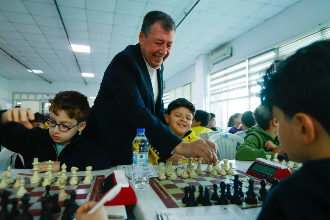 Burhaniye’de çocukların satranç heyecanı başladı
