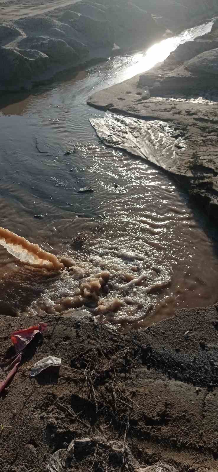 Burhaniye’de denize akan pis sular tepkiye neden oldu

