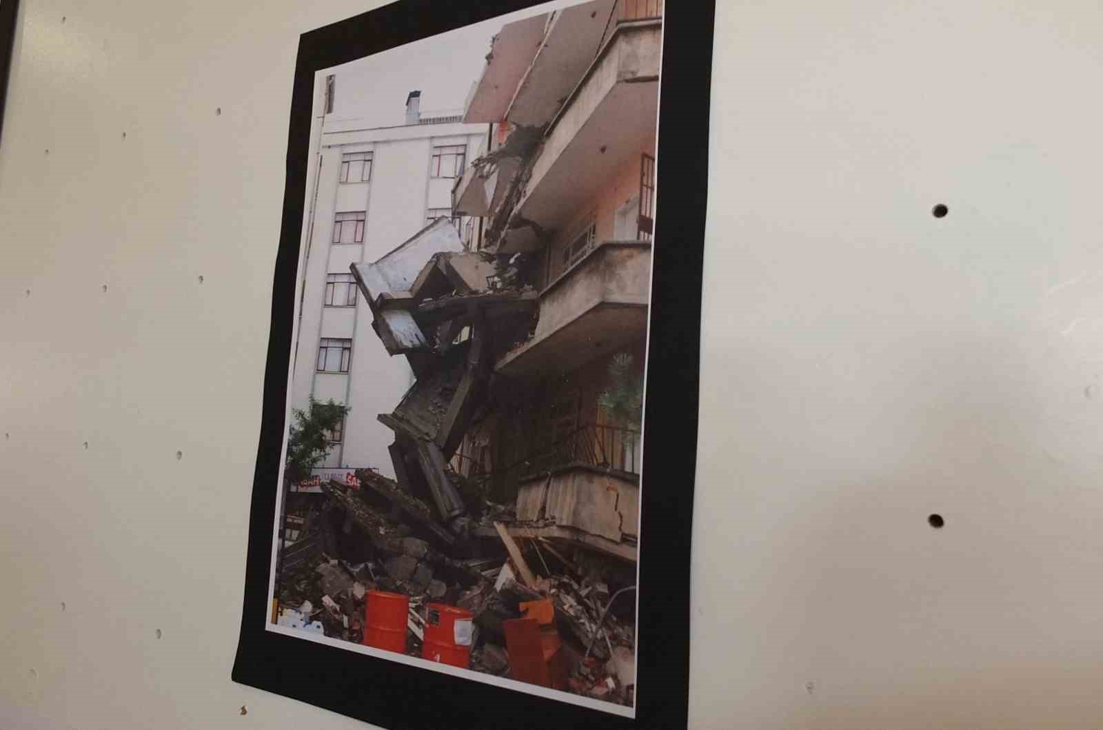 Burhaniye’de deprem fotoğrafları sergisi açıldı
