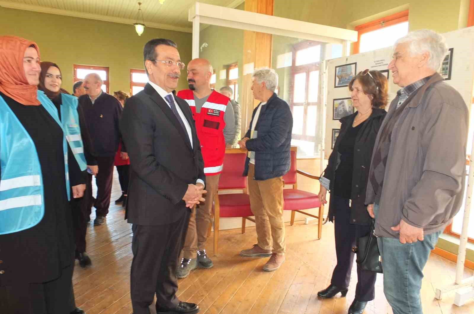 Burhaniye’de deprem fotoğrafları sergisi açıldı
