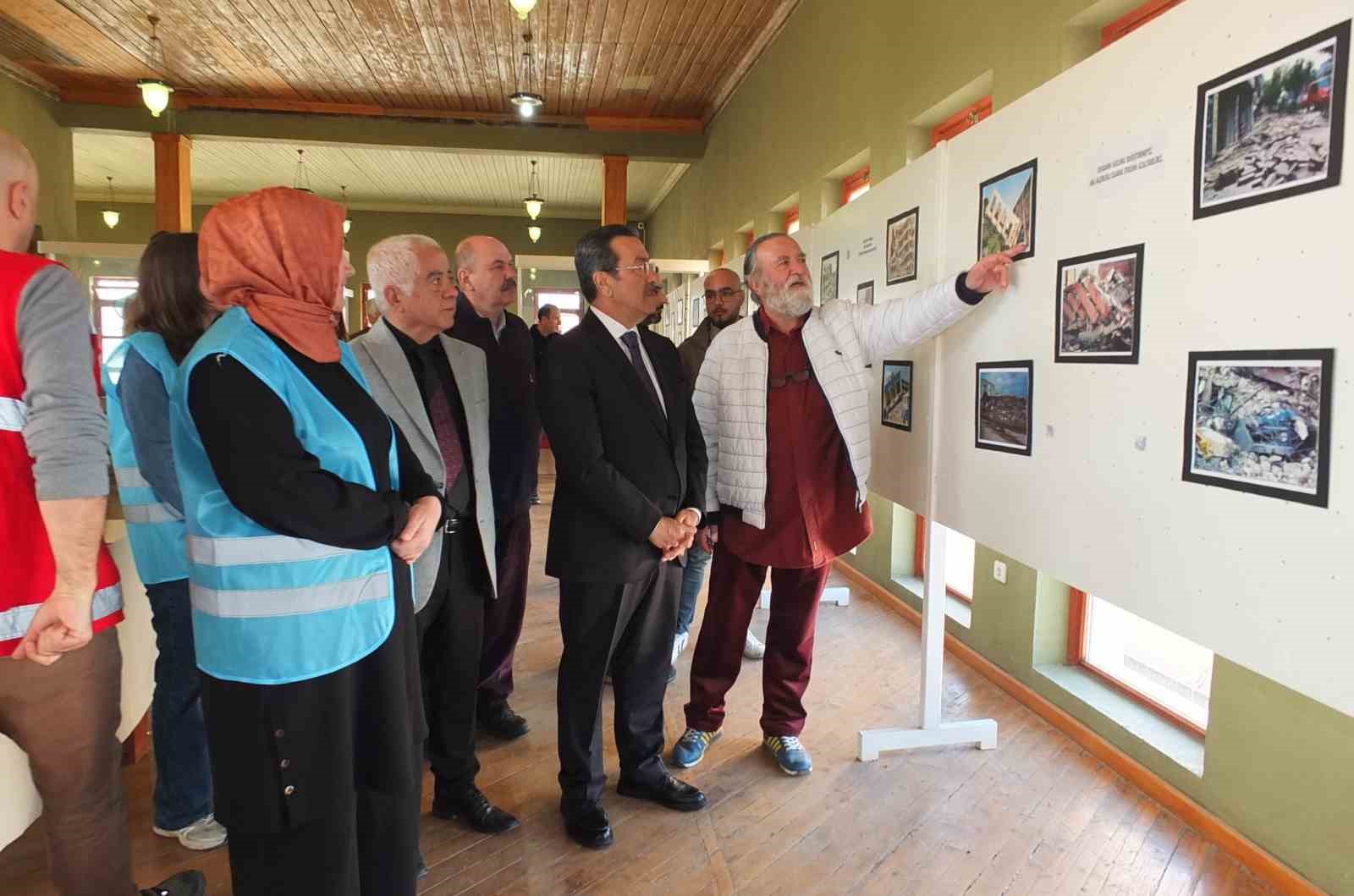 Burhaniye’de deprem fotoğrafları sergisi açıldı
