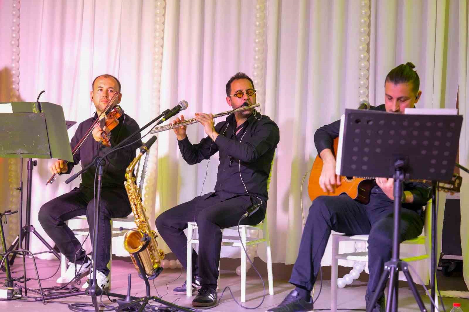 Burhaniye’de Eğitime Destek Konseri ilgi gördü
