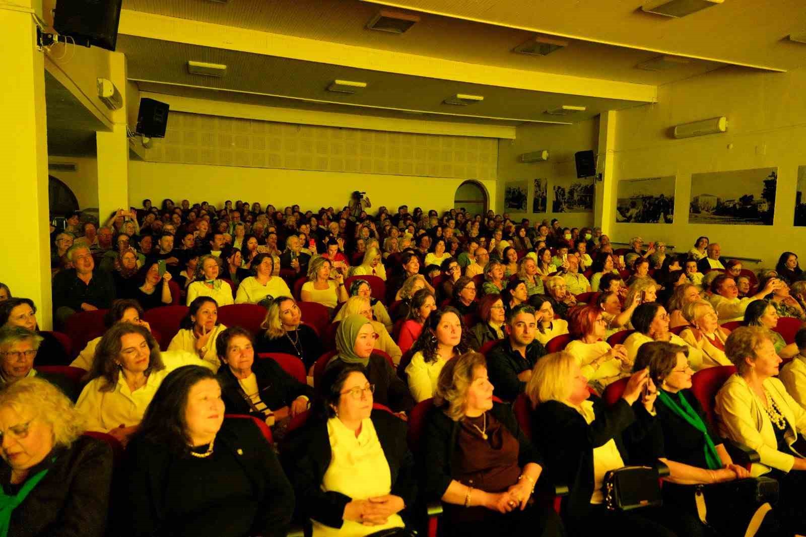 Burhaniye’de Eğitime Destek Konseri ilgi gördü
