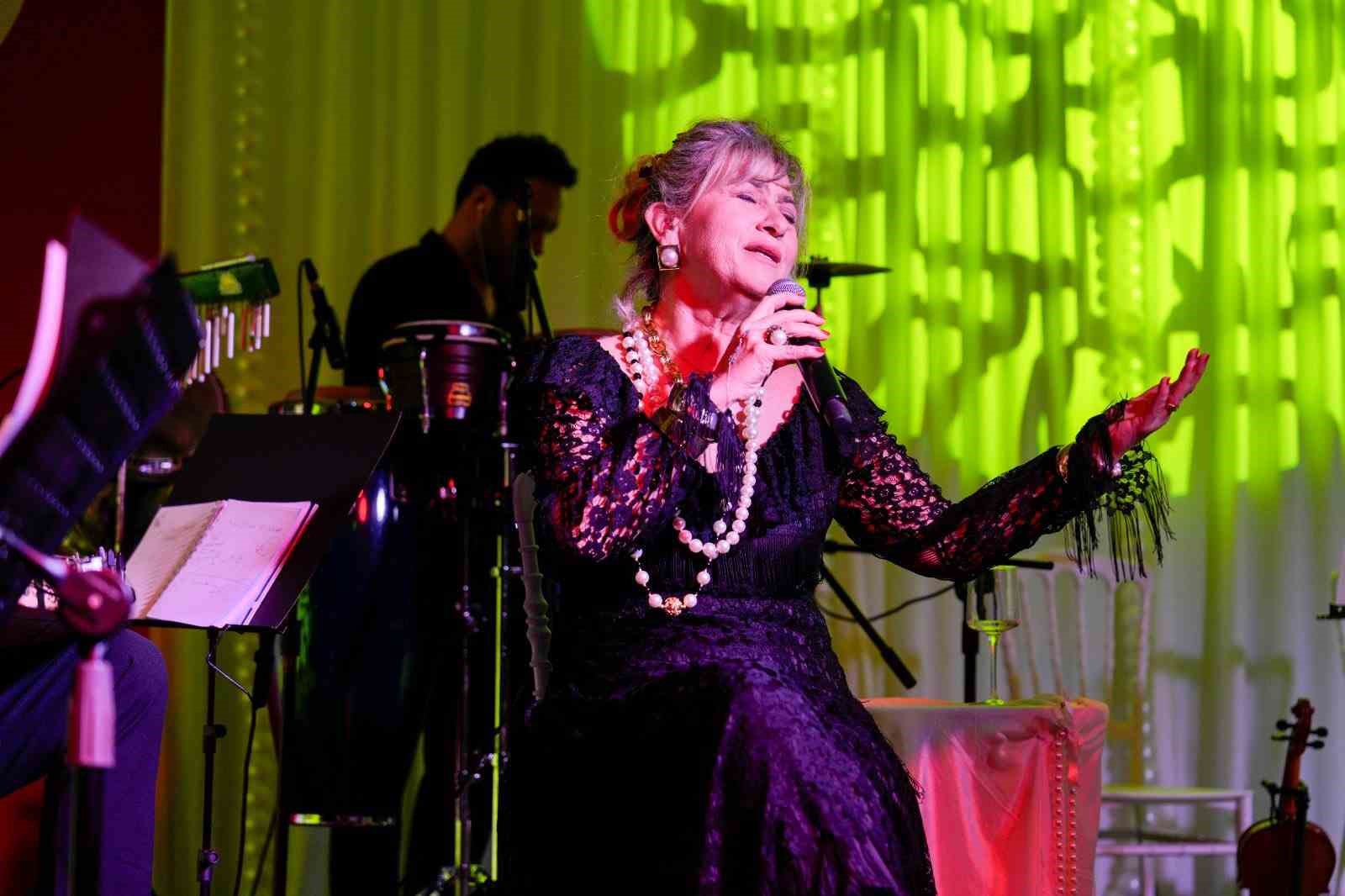 Burhaniye’de Eğitime Destek Konseri ilgi gördü
