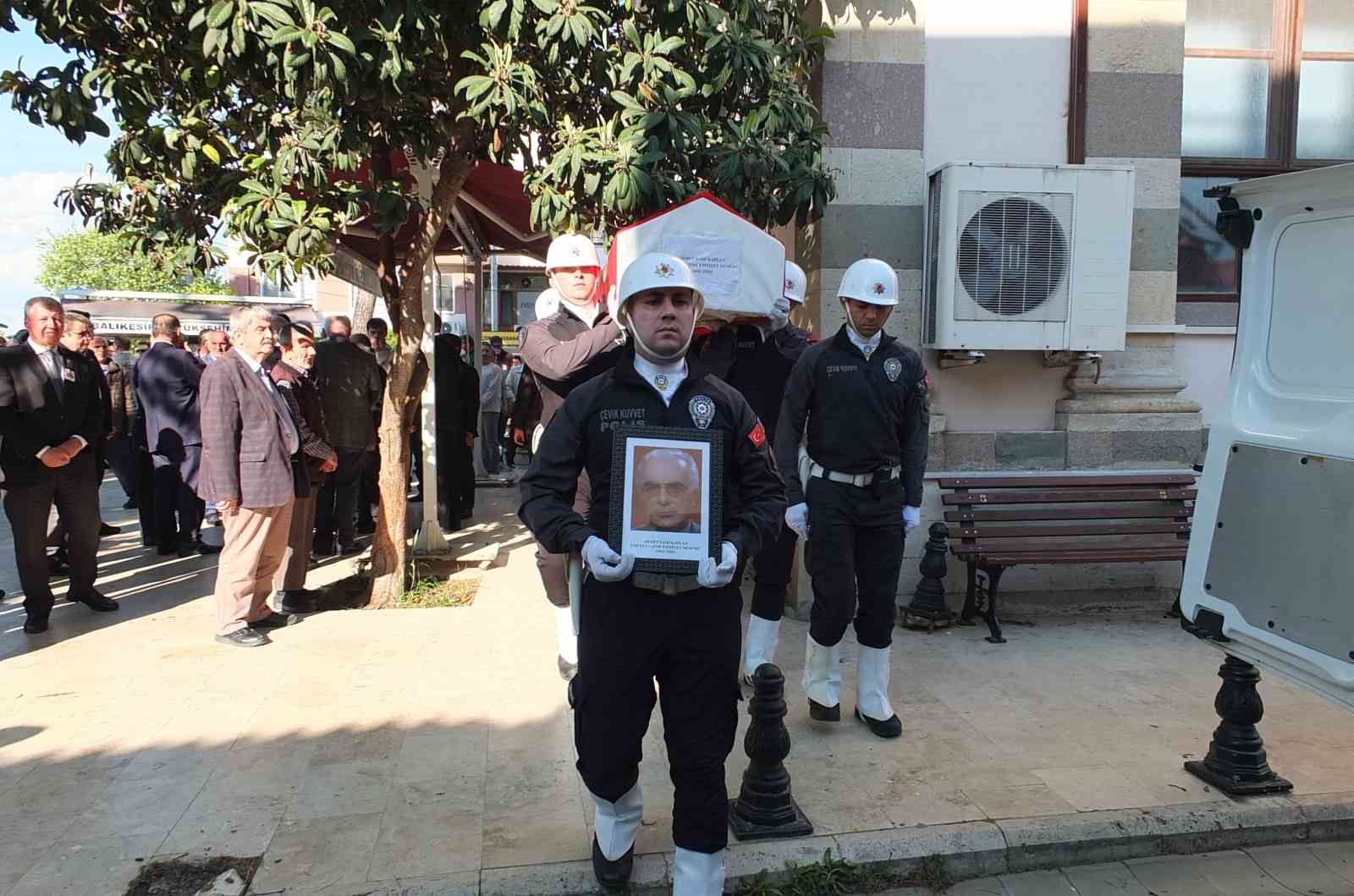 Burhaniye’de emekli müdür törenle toprağa verildi
