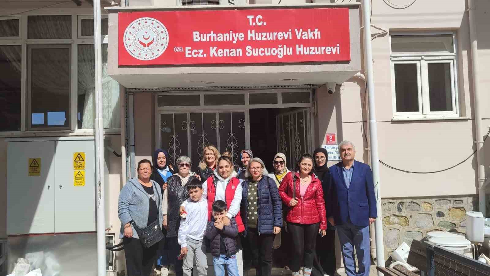 Burhaniye’de huzurevindeki yaşlıları sevindirdiler
