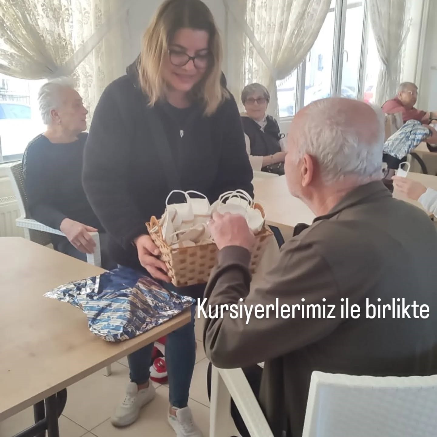 Burhaniye’de huzurevindeki yaşlıları sevindirdiler
