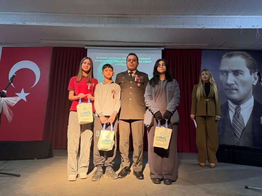 Burhaniye’de İstiklal Marşının kabulü ve Mehmet Akif Ersoy’u anma programı düzenlendi
