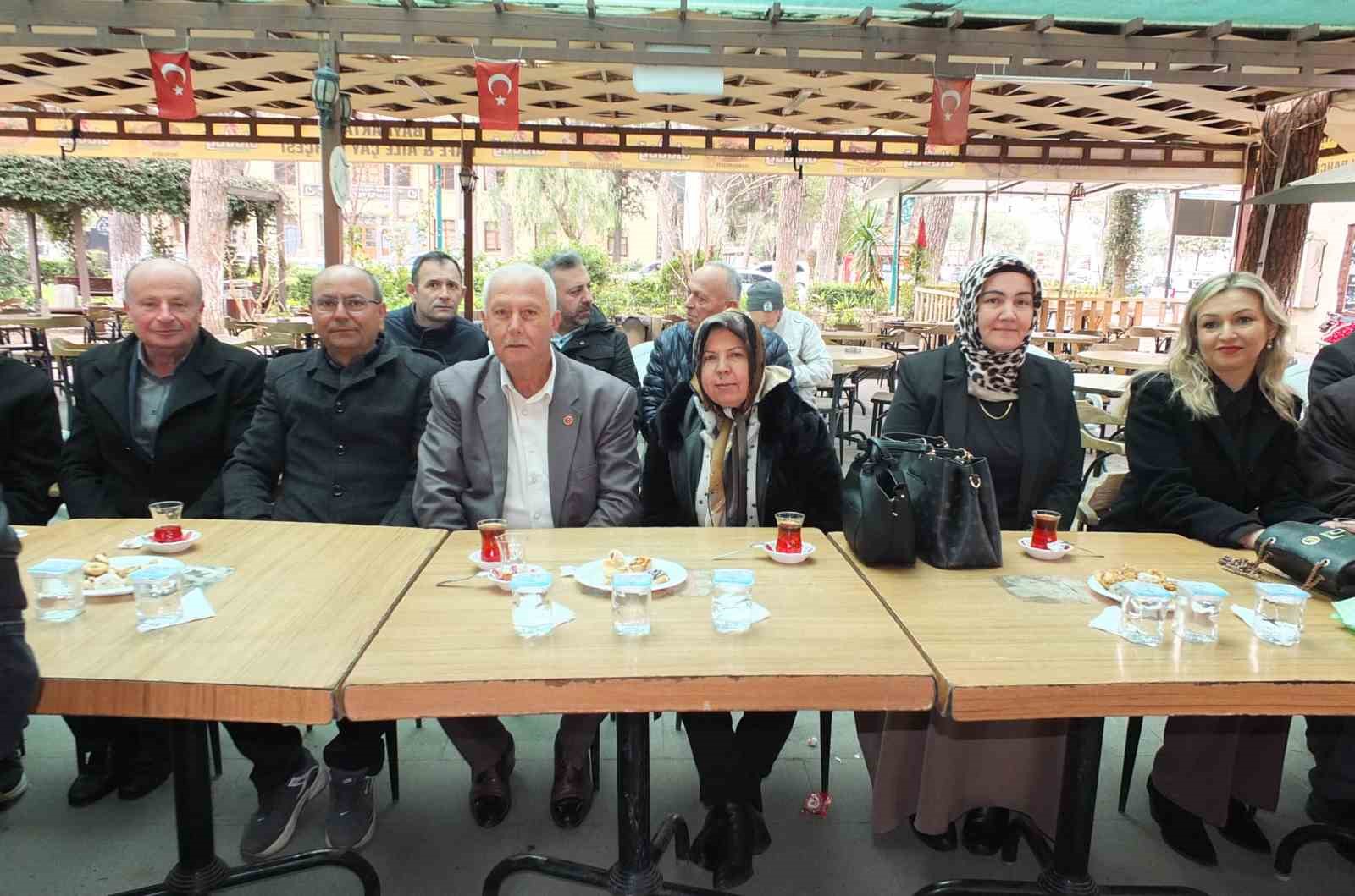 Burhaniye’de kadın muhtarlar bayramlaşma programına katıldı
