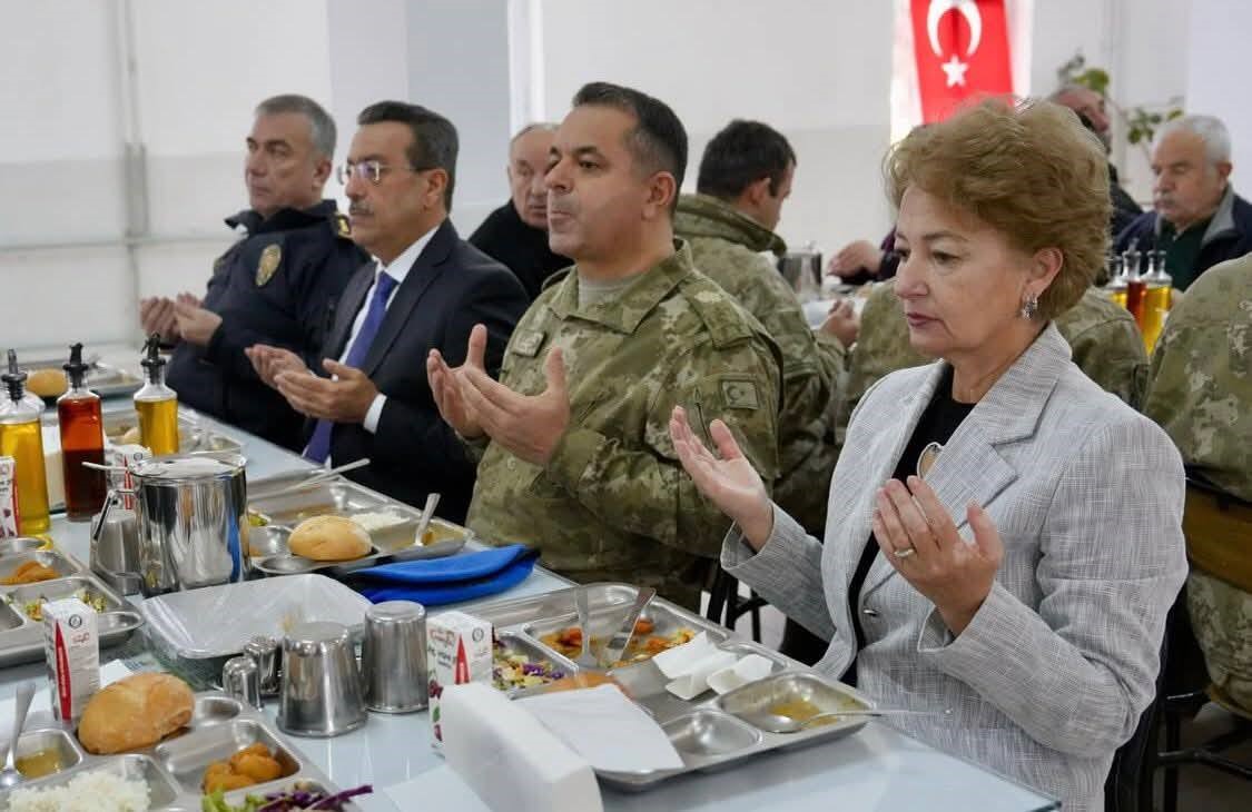 Burhaniye’de Kaymakam Atilla Şehit aileleri ve gaziler onuruna verilen yemeğe katıldı
