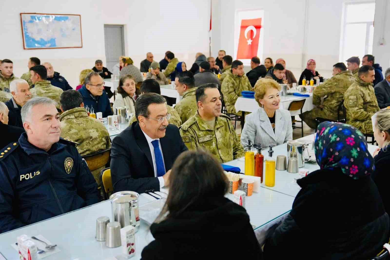 Burhaniye’de Kaymakam Atilla Şehit aileleri ve gaziler onuruna verilen yemeğe katıldı
