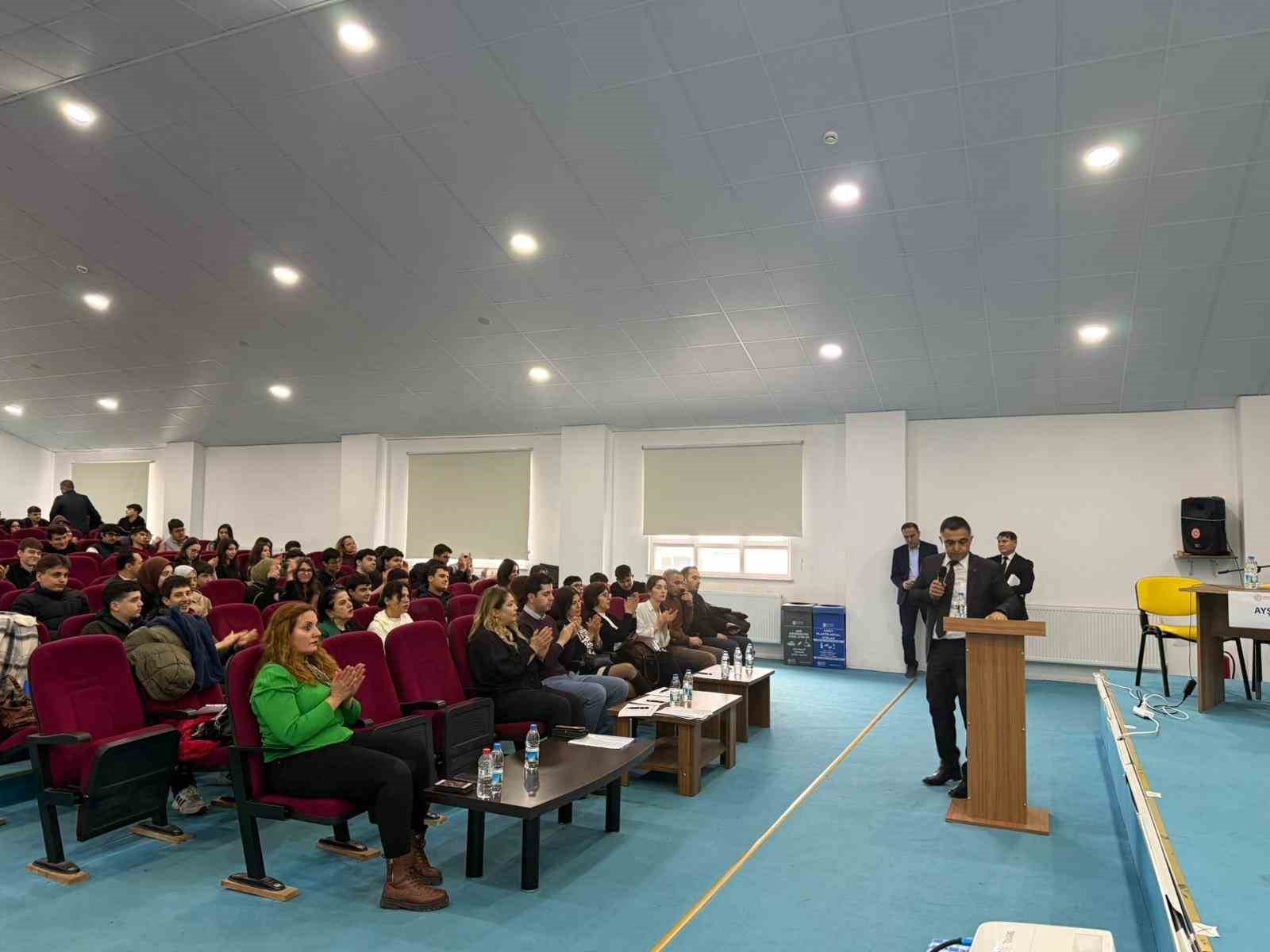 Burhaniye’de Korkma Gençliğin Ruhu Burada konulu bilgi yarışması yapıldı
