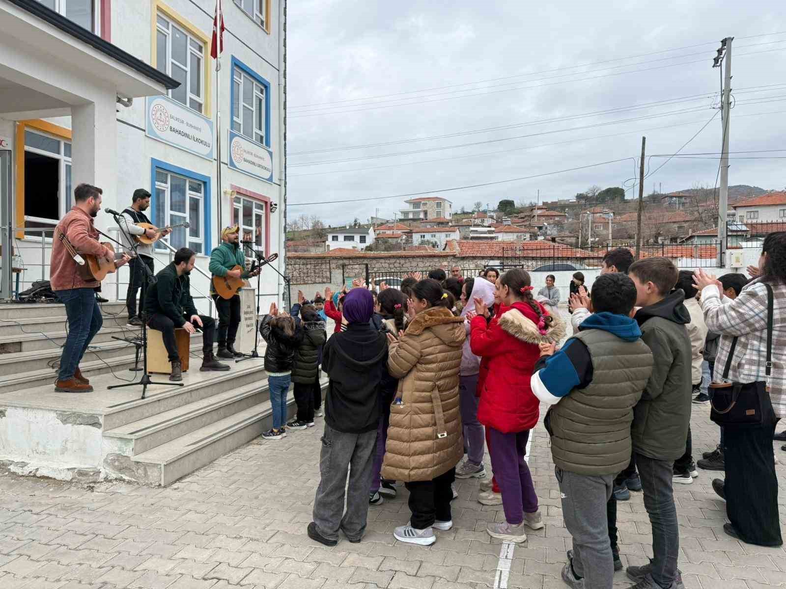 Burhaniye’de köy okullarındaki öğrencilere konser sürprizi

