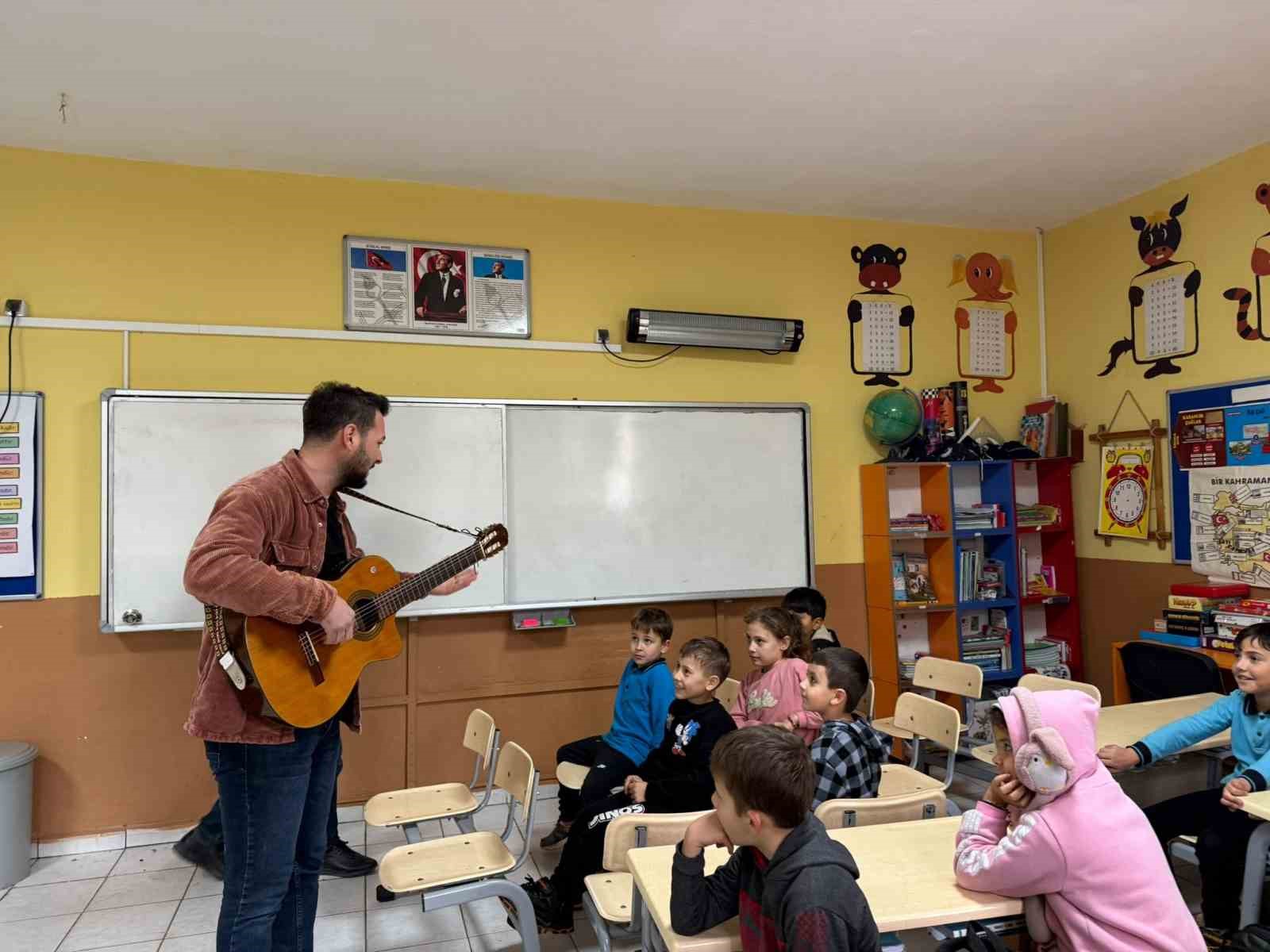 Burhaniye’de köy okullarındaki öğrencilere konser sürprizi
