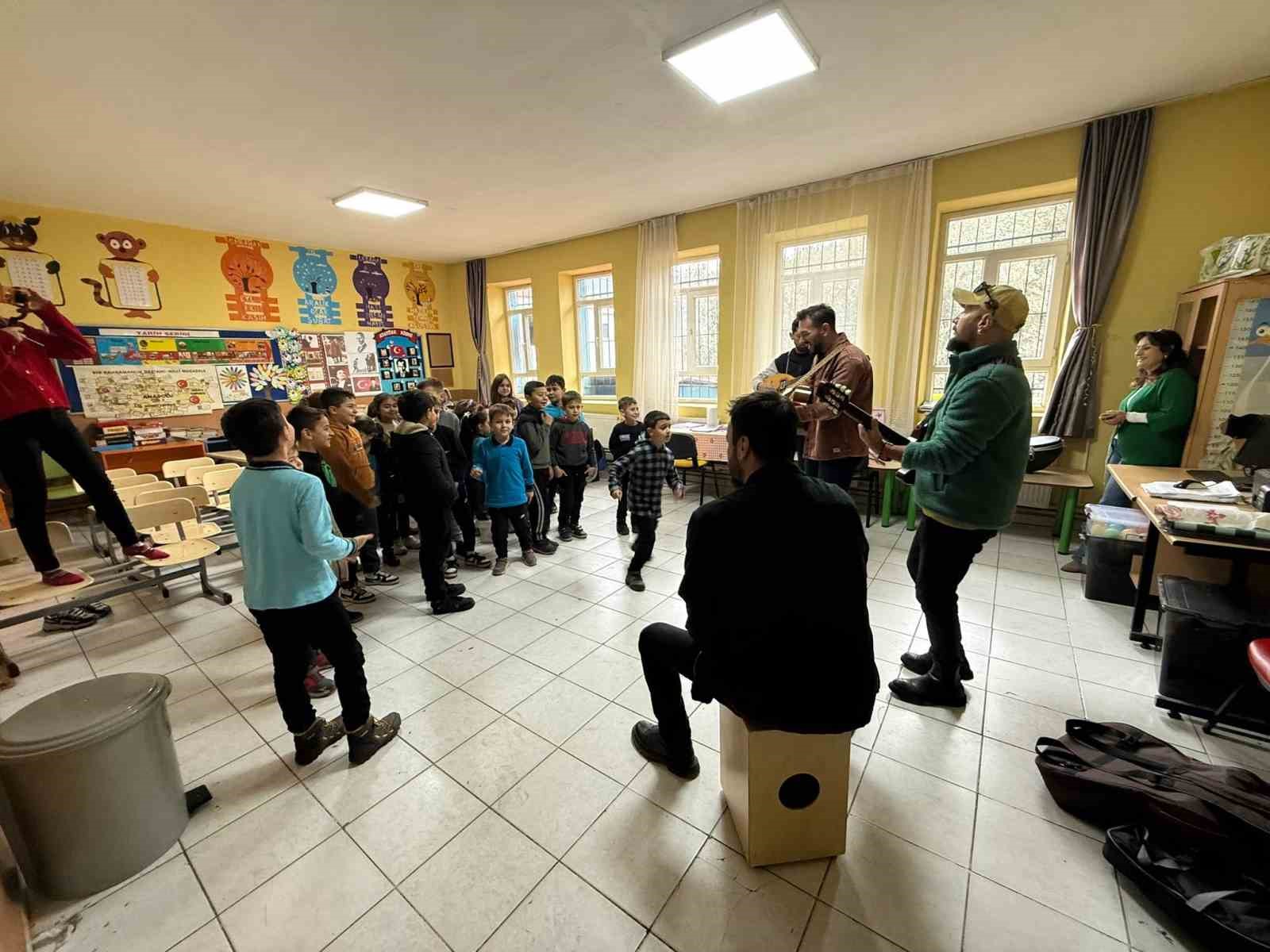 Burhaniye’de köy okullarındaki öğrencilere konser sürprizi
