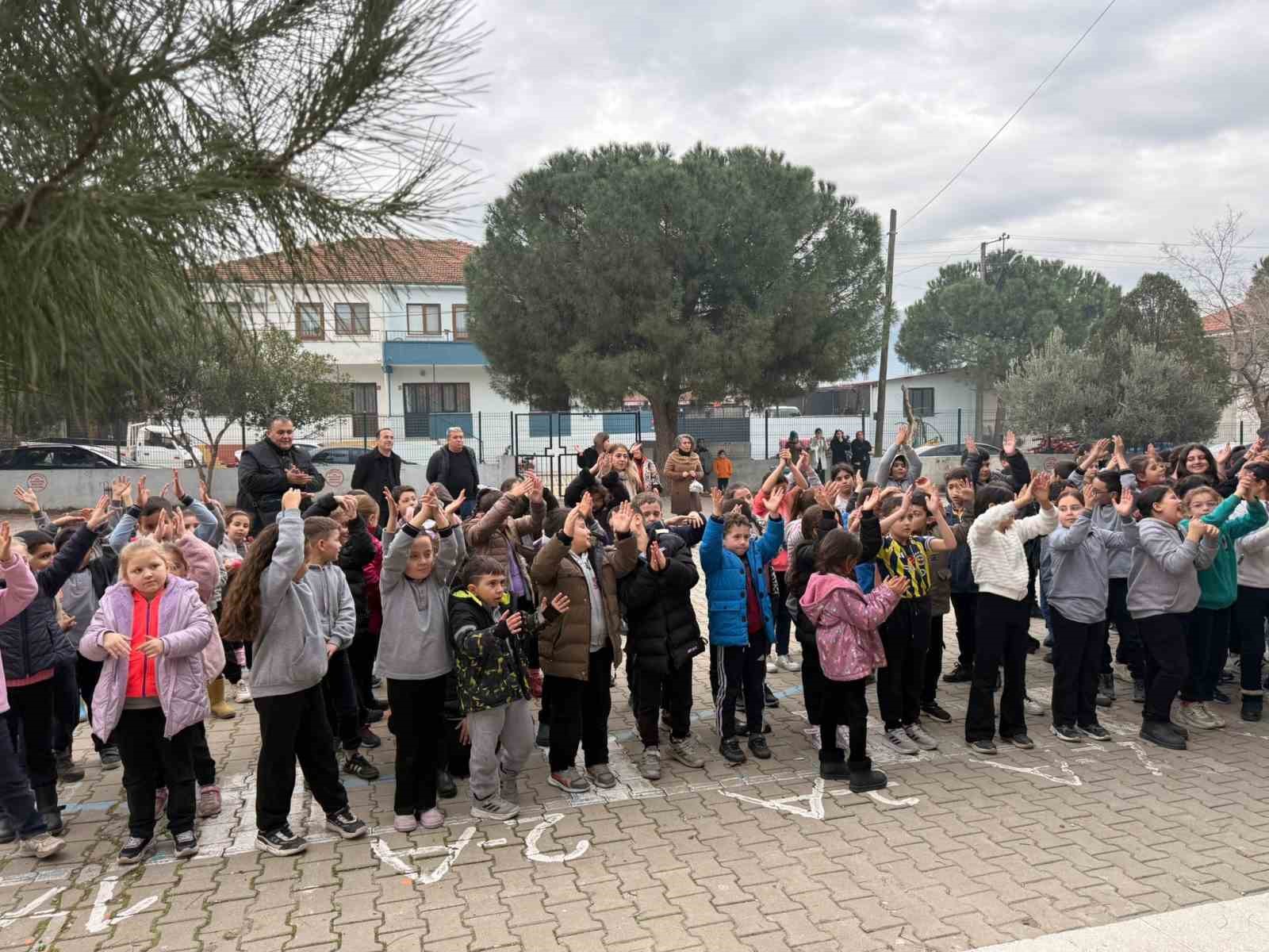 Burhaniye’de köy okullarındaki öğrencilere konser sürprizi
