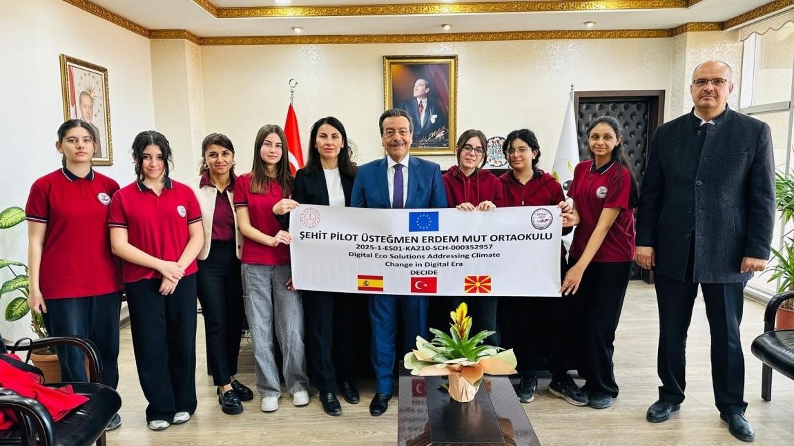 Burhaniye’de öğrenci proje ekibi Kaymakam Atilla’yı ziyaret etti
