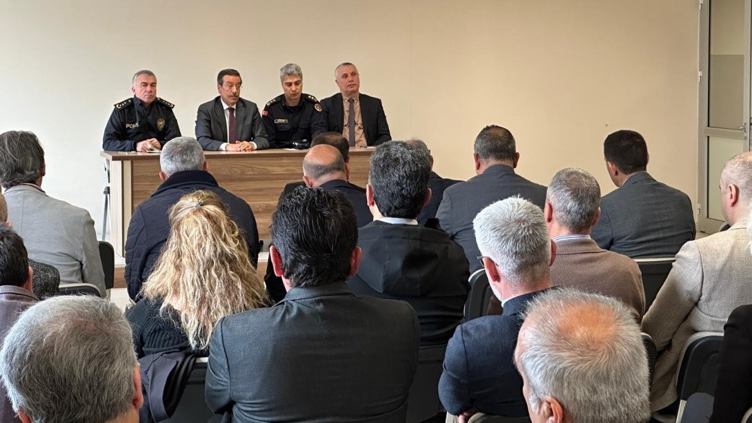 Burhaniye’de okul güvenliği toplantısı yapıldı
