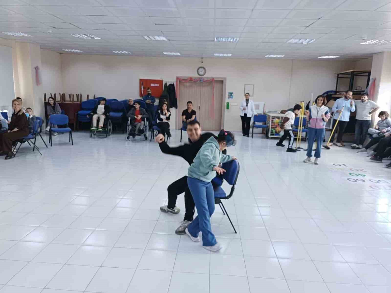 Burhaniye’de otizmliler için etkinlik düzenlendi
