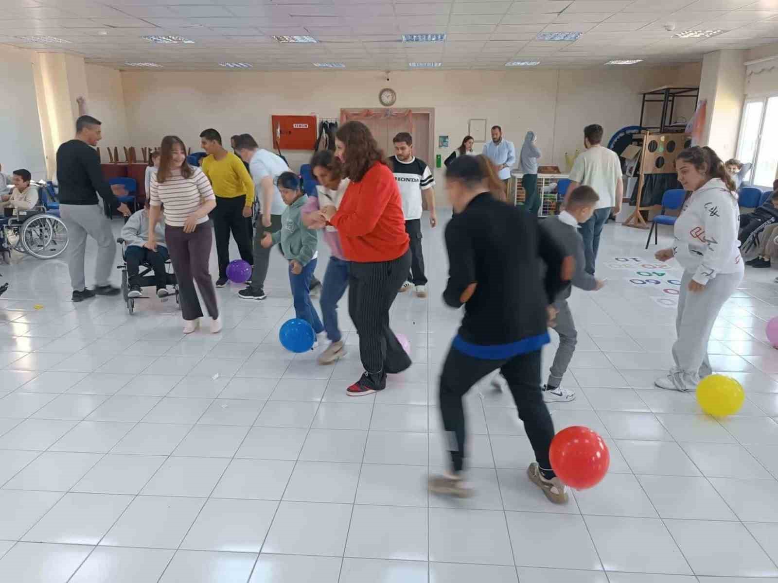 Burhaniye’de otizmliler için etkinlik düzenlendi
