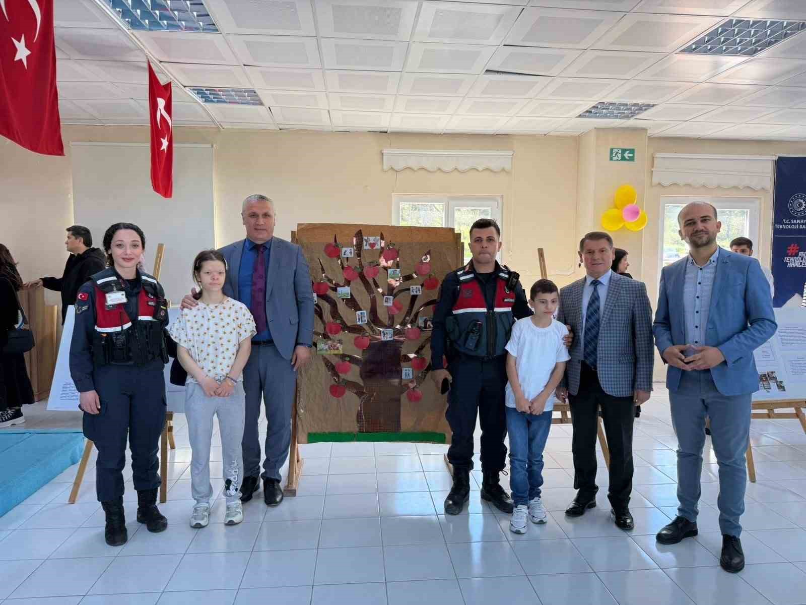 Burhaniye’de özel öğrencilerin düzenlediği bilim fuarı ilgi gördü
